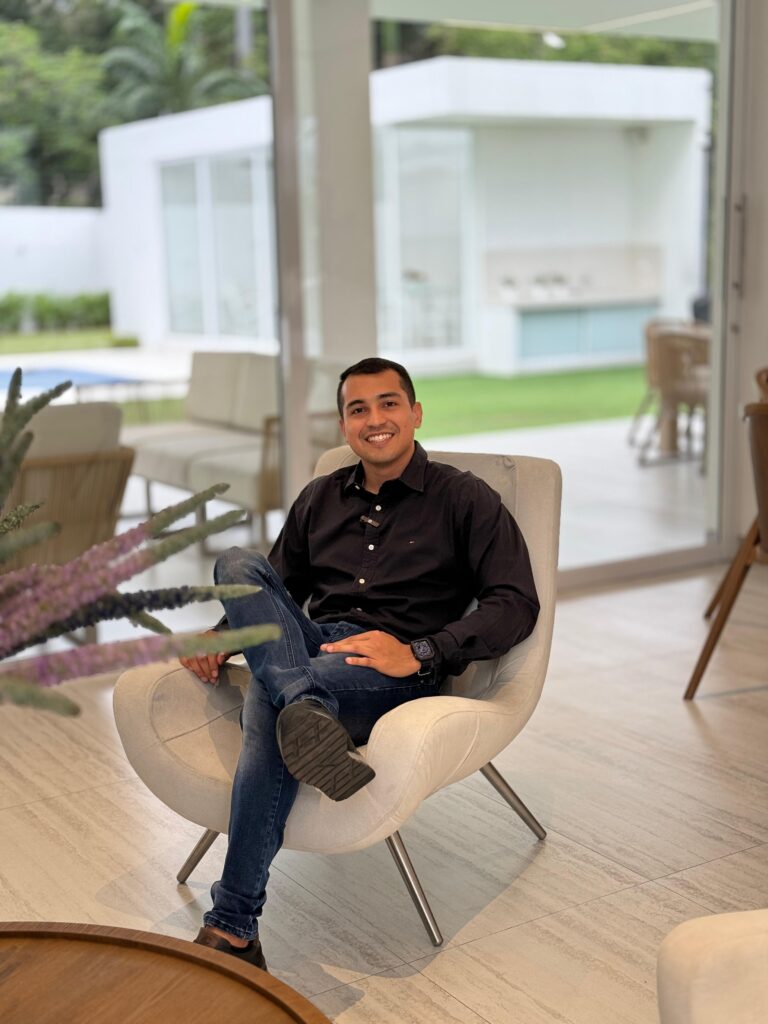 El Maestro Analista sentado en la sala de su casa